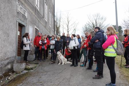 Aneja Rože Kravanja, uslužbenka občinske uprave, predstavlja Kettejevo spominsko sobo pohodnikom